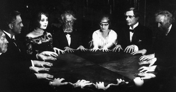 Спиритизм: любимое развлечение аристократов дореволюционного Петербурга