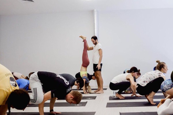 Три популярные школы йоги, где можно обучиться на преподавателя онлайн