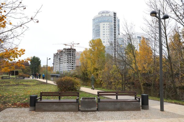 На набережной Смоленки в Петербурге благоустроили бульвар