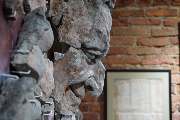 В Центре Пиотровского выставили сбитый барельеф «Мефистофель» В Центре Пиотровского выставили сбитый барельеф «Мефистофель»