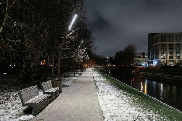 На набережной Карповки появились гамаки, лежаки и осетра