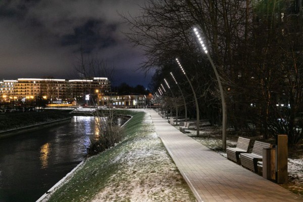 На набережной Карповки появились гамаки, лежаки и осетра