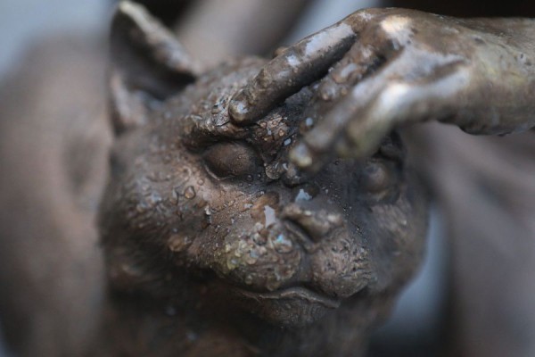 На Московском вокзале в Петербурге установили памятник туристам