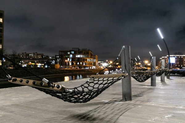 На набережной Карповки появились гамаки, лежаки и осетра