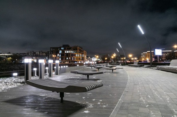 На набережной Карповки появились гамаки, лежаки и осетра