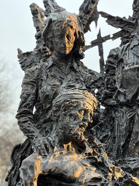 Памятник блокадным медикам открыли в Соляном переулке Памятник блокадным медикам открыли в Соляном переулке