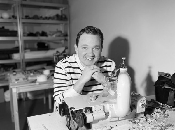 В Питере &mdash; строить бизнес. О петербургском бренде ремешков для Apple Watch из Омска Slava Larionov&lrm;