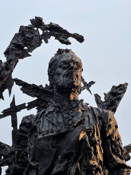 Памятник блокадным медикам открыли в Соляном переулке Памятник блокадным медикам открыли в Соляном переулке