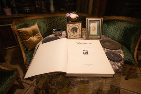 Из родового гнезда в коммуналку и обратно: праправнучка Бенуа рассказала о музее-квартире архитектора Из родового гнезда в коммуналку и обратно: праправнучка Бенуа рассказала о музее-квартире архитектора