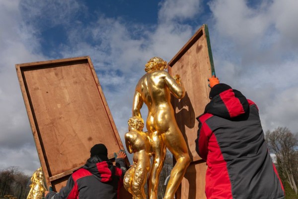 Скульптуры &laquo;Петергофа&raquo; избавились от коробов после зимы