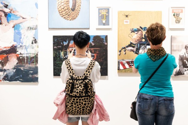 Арт-этикет: как вести себя и что делать на ярмарках современного искусства?