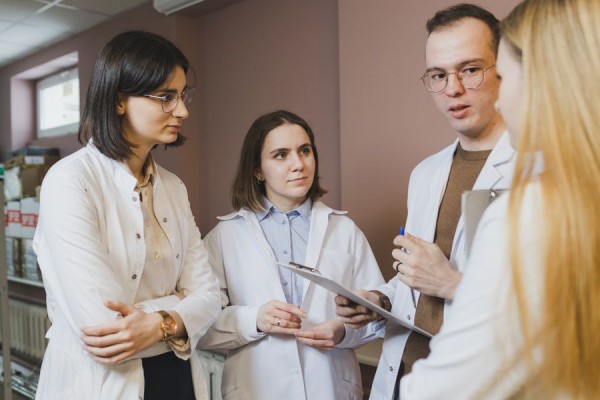 Вышки 5G, радиоактивные пациенты и массаж от рака: разоблачаем главные мифы об онкологии